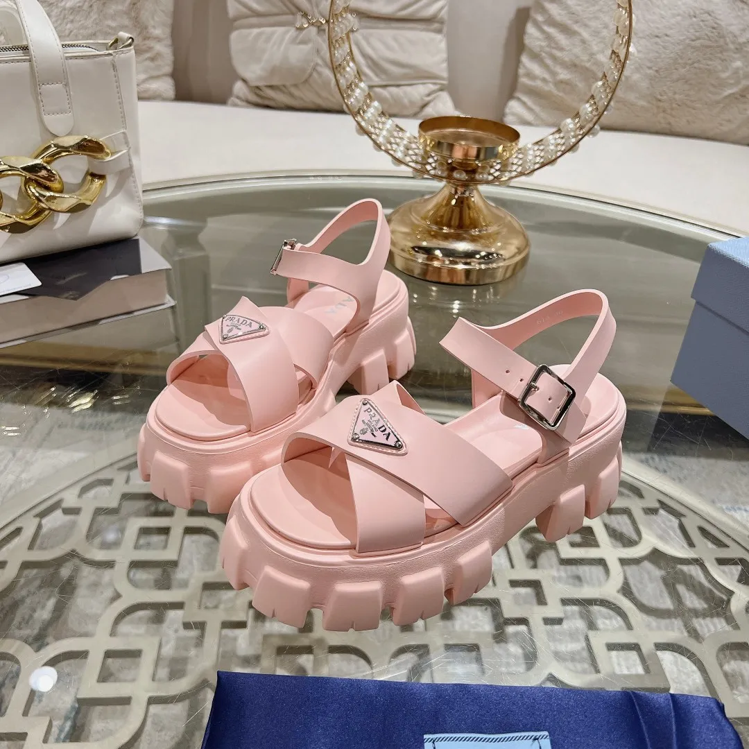 👟👟Ex-factory price 440👟👟 Prada's new spring and summer sawtooth Roman thick-soled rubber sandals, retro, fashionable and avant-garde gear teeth 55mm, thick-soled soles with rubber uppers, making the whole pair of shoes light and comfortable, bright colors, satisfying a variety of choices for fashionable people with different styles! The iconic metal triangle logo is paired with the shape of ancient beach sandals. Every design element is fashionable! Code number 35-40